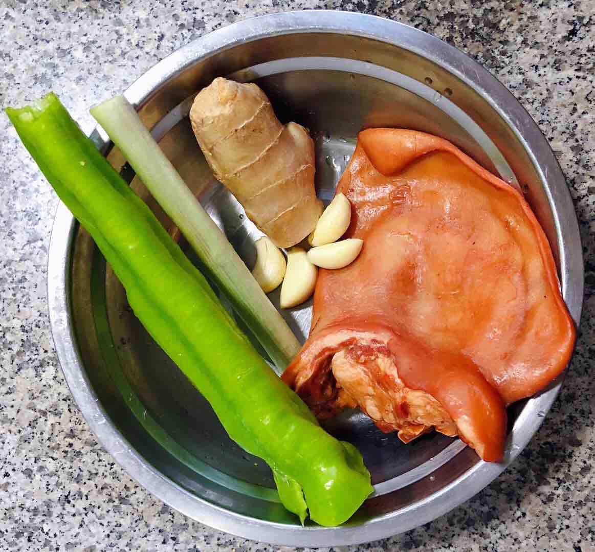 爆炒豬耳朵的做法-香辣味炒菜譜