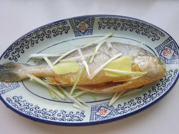 蔥油黃花魚的做法-家常味蒸菜譜