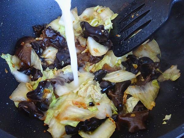 木耳炒白菜的做法-家常味炒菜譜