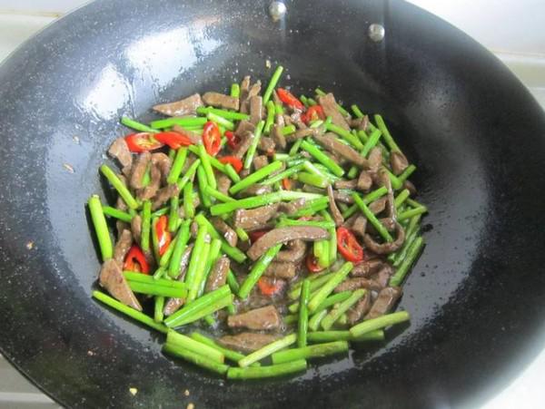 蒜薹炒豬肝的做法-蒜香味炒菜譜