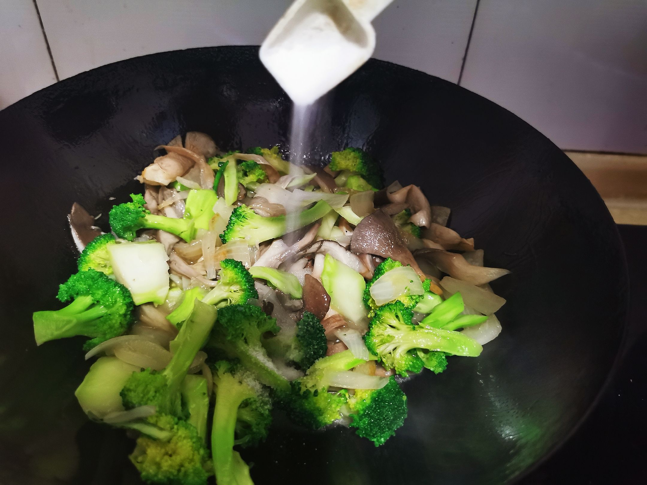 蘑菇炒西蘭花的做法-家常味炒菜譜-易網健康養生網 蘑菇炒西蘭花的做法-家常味炒菜譜