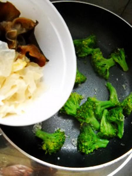 蘭花雙耳炒蛋的做法-家常味炒菜譜