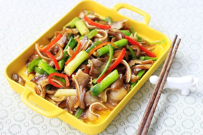 蒜苗炒豬耳朵的做法-蒜香味炒菜譜-易網健康養生網 蒜苗炒豬耳朵的做法-蒜香味炒菜譜