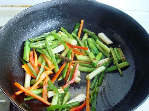 蒜苗炒豬耳朵的做法-蒜香味炒菜譜-易網健康養生網 蒜苗炒豬耳朵的做法-蒜香味炒菜譜