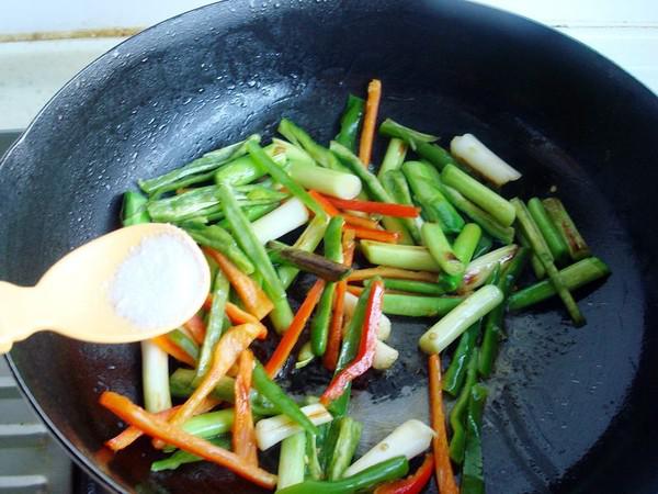 蒜苗炒豬耳朵的做法-蒜香味炒菜譜-易網健康養生網 蒜苗炒豬耳朵的做法-蒜香味炒菜譜