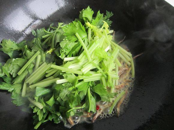 毛芹炒小青魚的做法-家常味炒菜譜