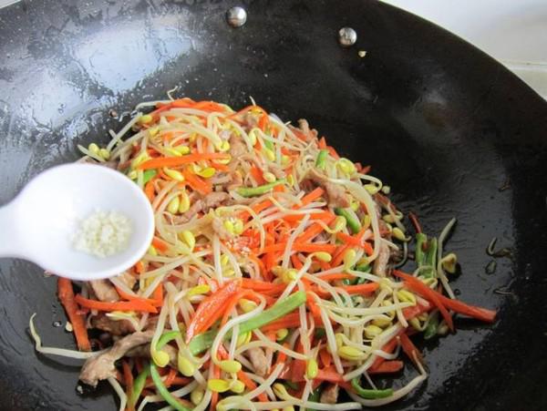 胡蘿卜黃豆芽炒肉的做法-家常味炒菜譜