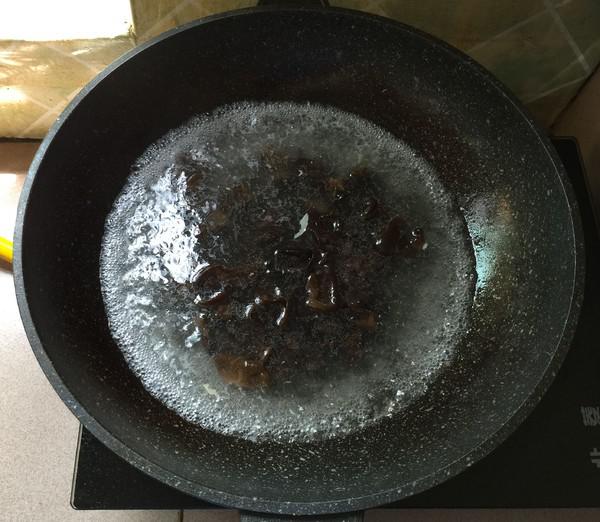 芹菜炒黑木耳的做法-家常味炒菜譜