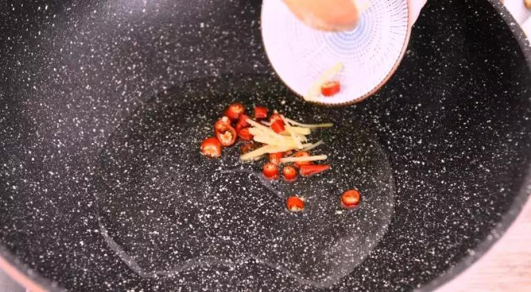 水芹炒香干的做法-家常味炒菜譜