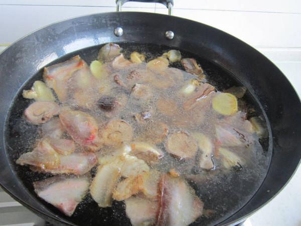 香菇燉臘肉的做法-家常味燉菜譜