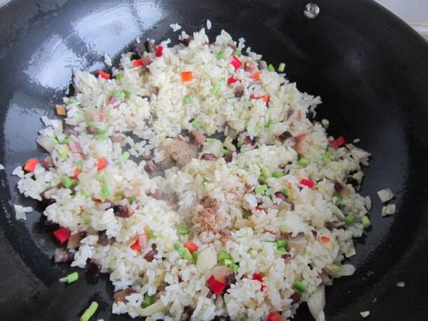 泡菜臘肉蛋炒飯的做法-咸鮮味炒菜譜