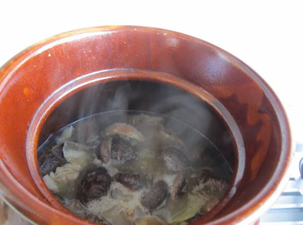 香菇燉臘肉的做法-家常味燉菜譜