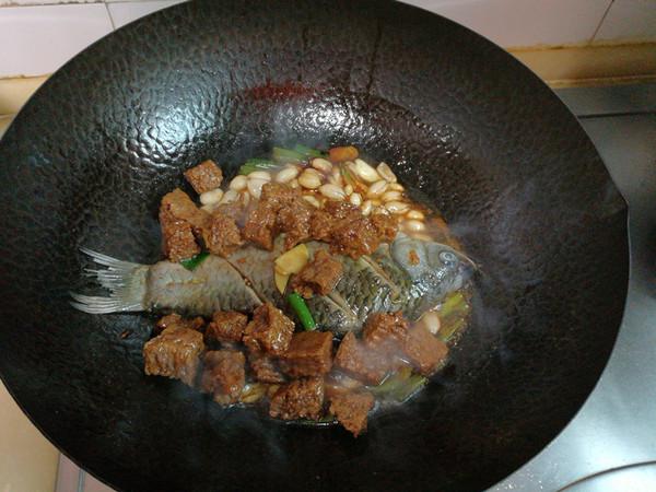 鯽魚花生仁燉烤麩的做法-家常味燉菜譜-易網健康養生網 鯽魚花生仁燉烤麩的做法-家常味燉菜譜