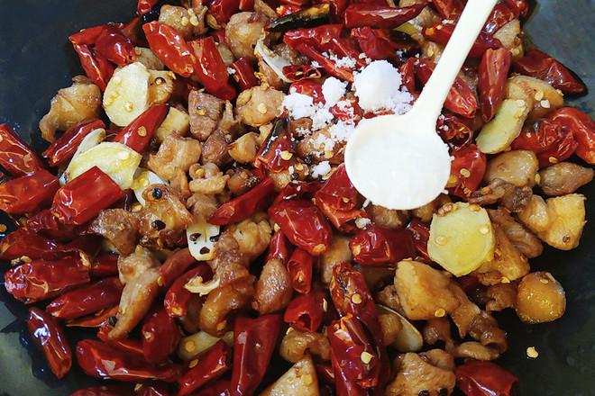 辣子雞丁的做法-麻辣味炒菜譜-易網(wǎng)健康養(yǎng)生網(wǎng) 辣子雞丁的做法-麻辣味炒菜譜