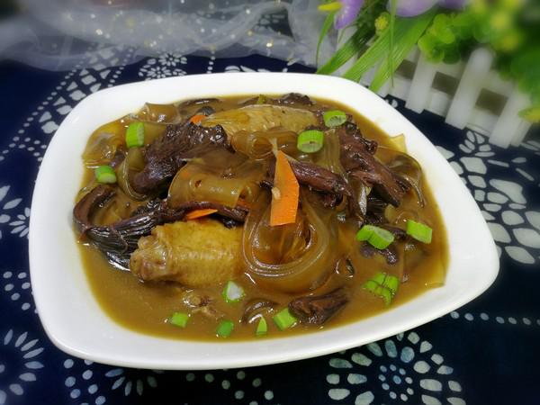 紅蘑雞翅燉寬粉的做法-家常味燉菜譜