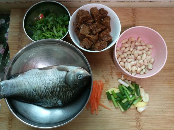 鯽魚花生仁燉烤麩的做法-家常味燉菜譜-易網<a href=http://www.logojc.com/ target=_blank class=infotextkey>健康養生</a>網 鯽魚花生仁燉烤麩的做法-家常味燉菜譜