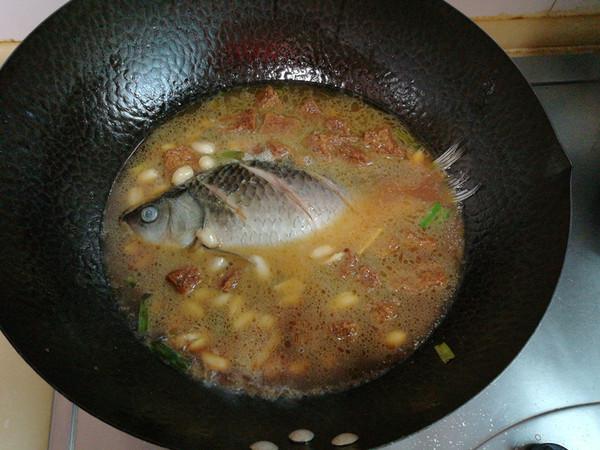 鯽魚花生仁燉烤麩的做法-家常味燉菜譜-易網健康養生網 鯽魚花生仁燉烤麩的做法-家常味燉菜譜