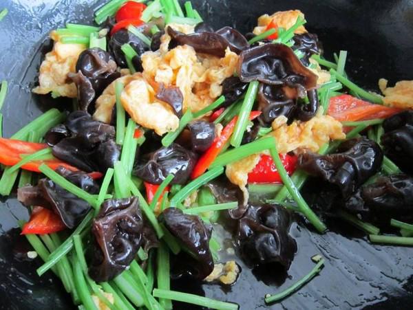 毛芹木耳炒雞蛋的做法-家常味炒菜譜