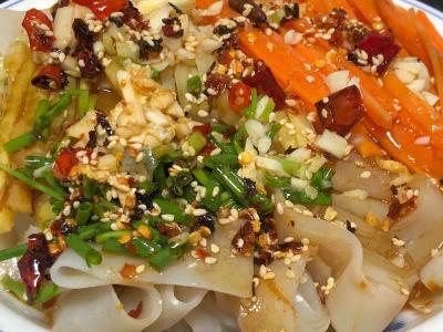 簡單易做滴涼皮的做法-酸辣味蒸菜譜