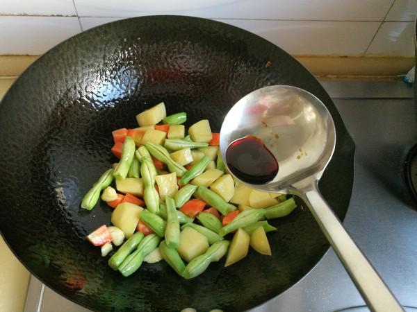 土豆豆角燉雞翅的做法-家常味燉菜譜