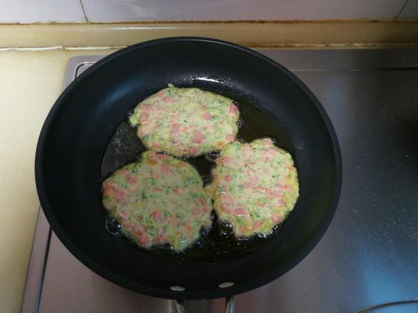 西蘭花菜餅的做法-家常味煎菜譜