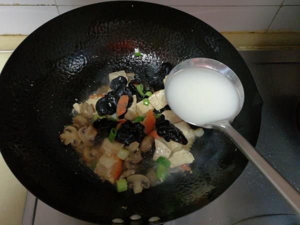 木耳口蘑熘豆腐的做法-家常味熘菜譜