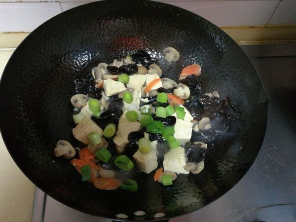 木耳口蘑熘豆腐的做法-家常味熘菜譜