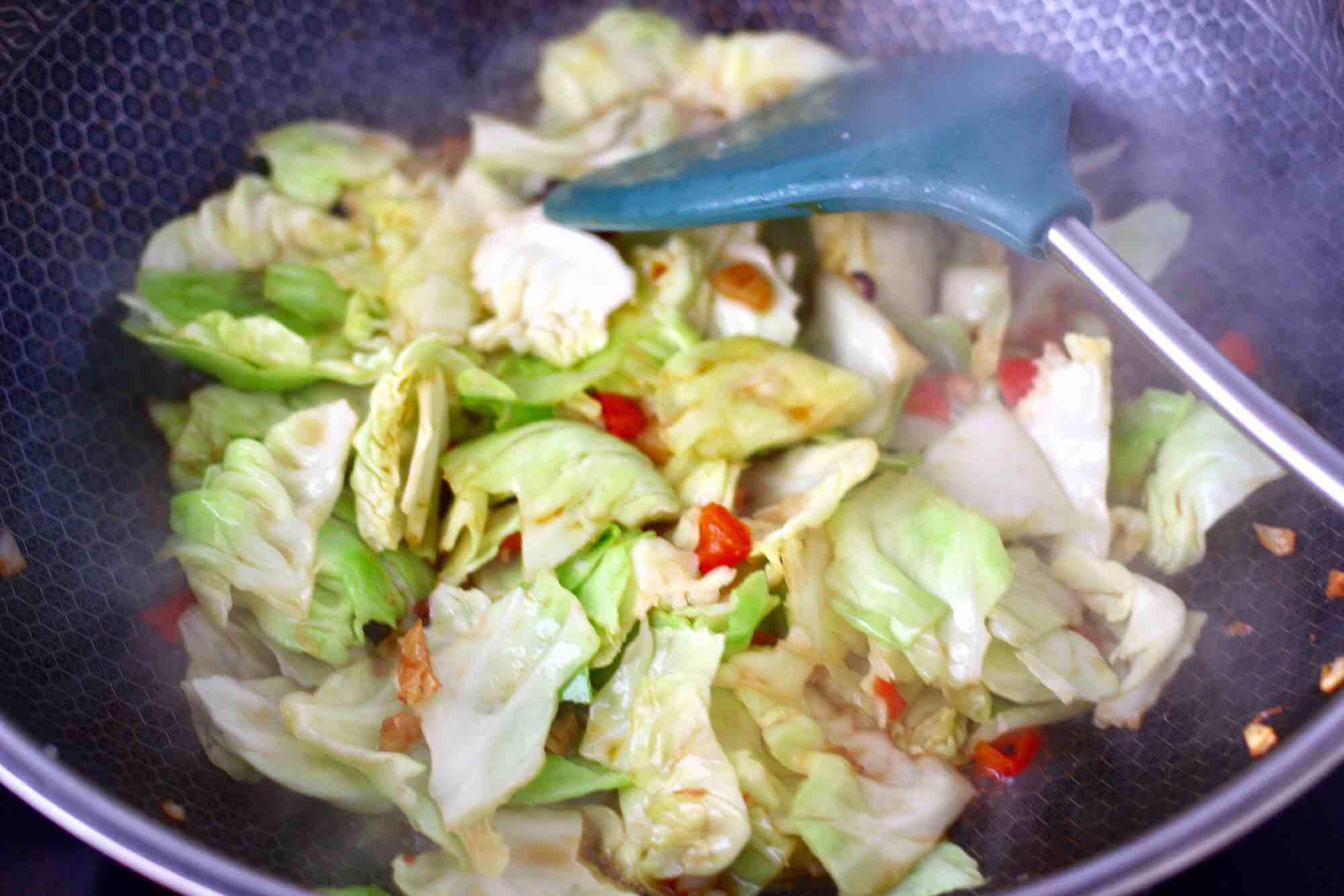 蒜香手撕包菜粉條的做法-家常味炒菜譜