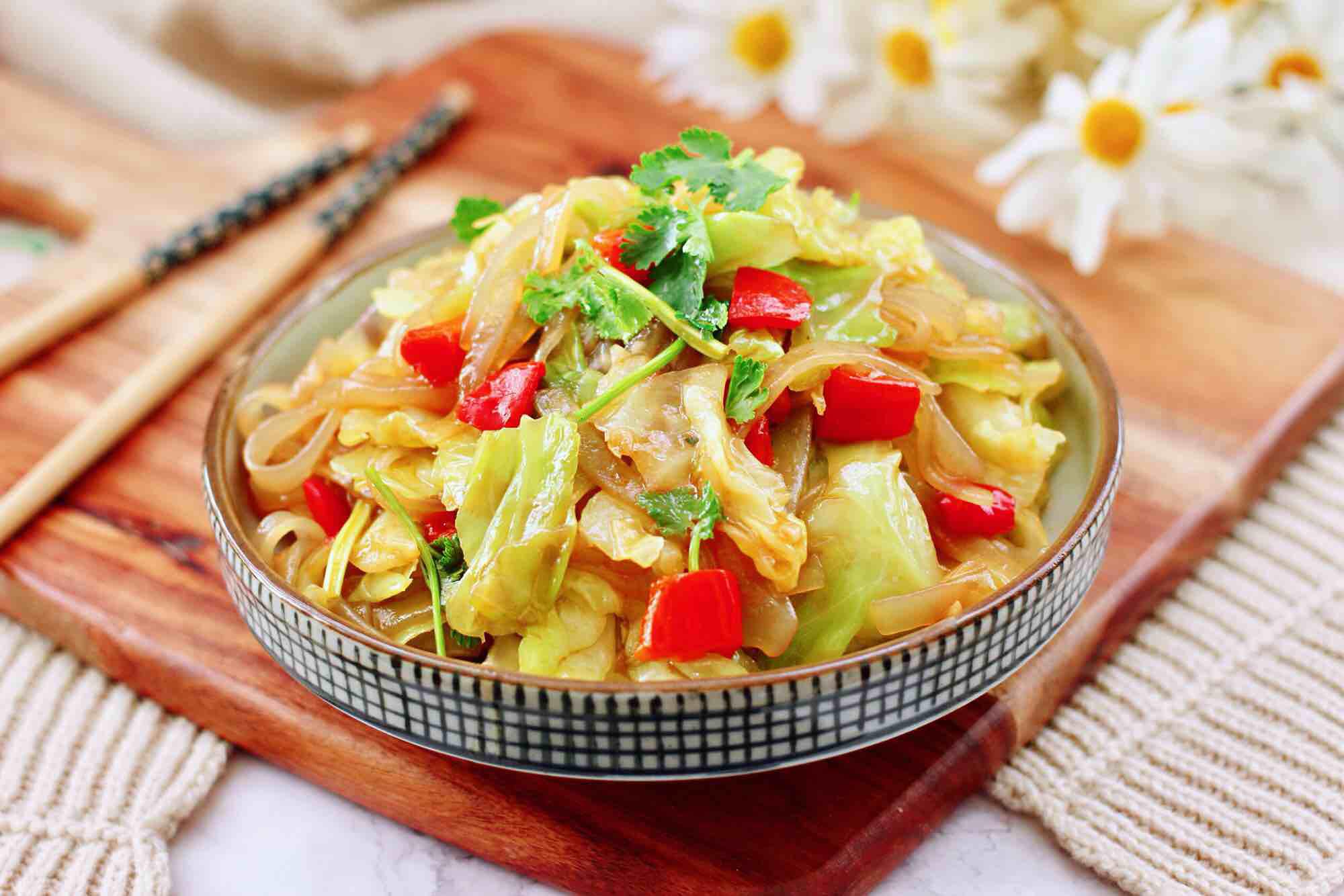 蒜香手撕包菜粉條的做法-家常味炒菜譜