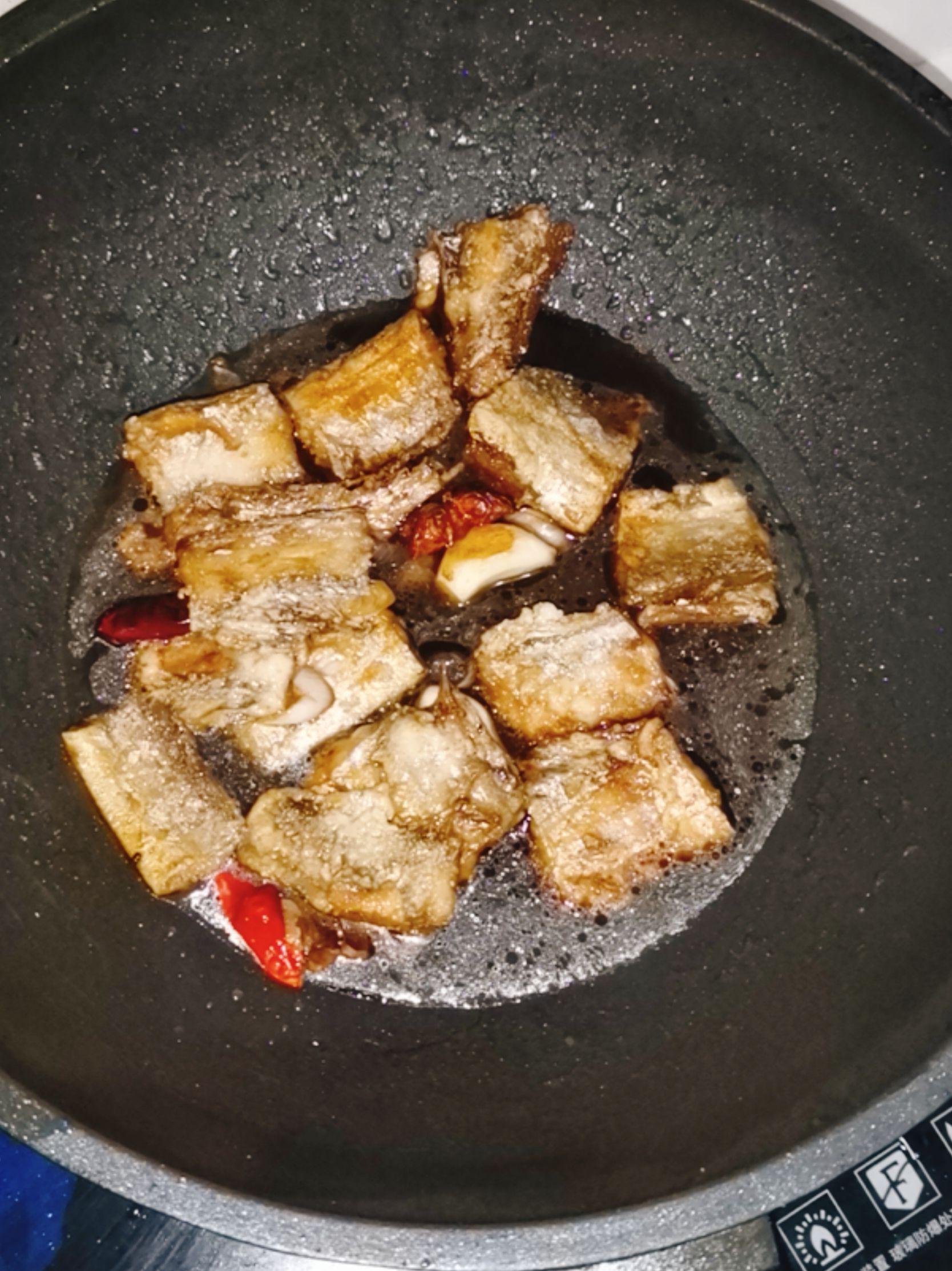 紅燒帶魚的做法-咸鮮味炸菜譜