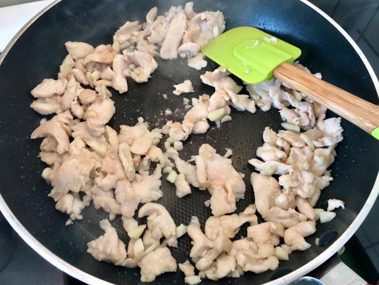 西蘭花炒雞肉的做法-家常味炒菜譜