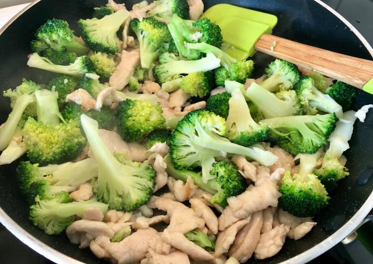 西蘭花炒雞肉的做法-家常味炒菜譜