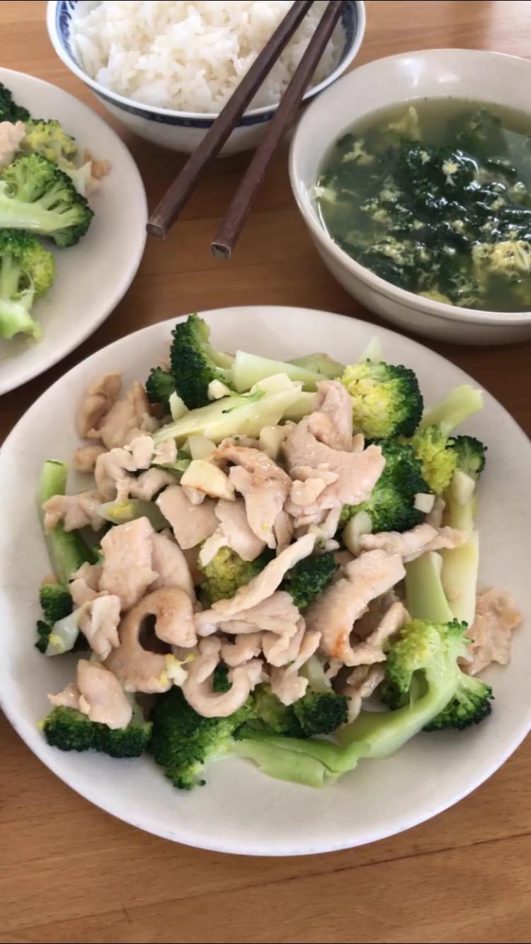 西蘭花炒雞肉的做法-家常味炒菜譜