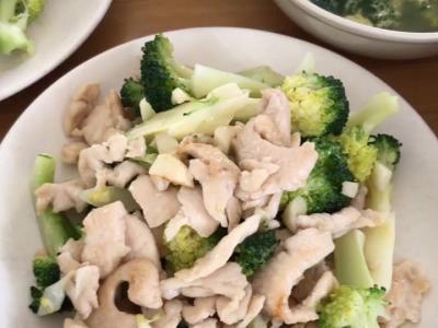 西蘭花炒雞肉的做法-家常味炒菜譜