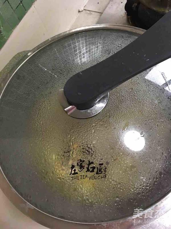 土豆茶樹菇燜雞肉的做法-咸鮮味燜菜譜