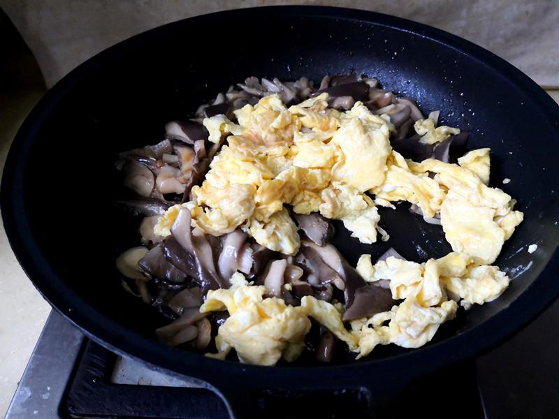 雞蛋炒蘑菇的做法-家常味炒菜譜