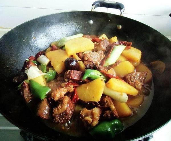 大盤(pán)牛肉的做法-香辣味燒菜譜