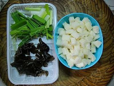 芝麻肉絲饅頭丁的做法-家常味炒菜譜