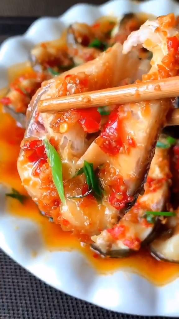 蒜蓉辣醬蒸魚(yú)的做法-香辣味蒸菜譜
