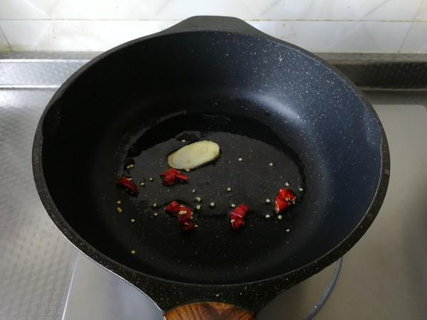 手撕包菜炒肉的做法-咸鮮味炒菜譜