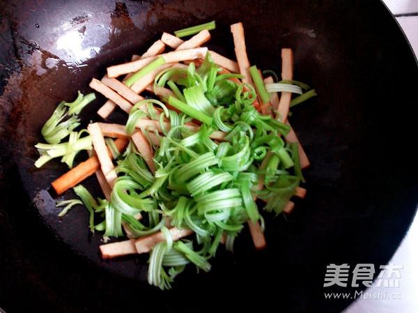 芹菜炒豆干的做法-家常味炒菜譜-易網健康養生網 芹菜炒豆干的做法-家常味炒菜譜