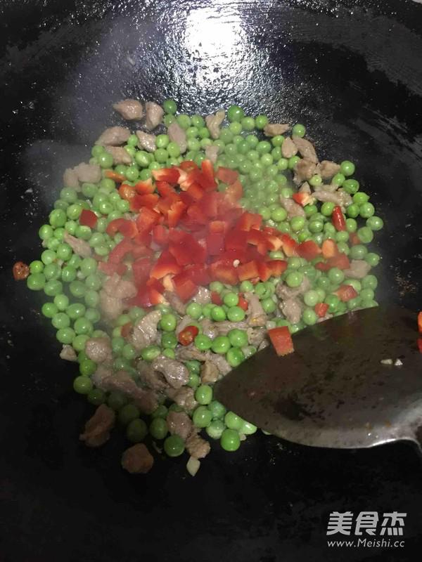 小米辣肉丁炒豌豆的做法-家常味炒菜譜