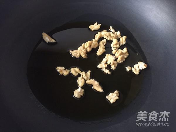 西芹炒核桃仁的做法-家常味炒菜譜