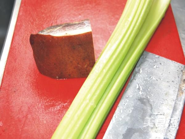 西芹炒臘肉的做法-家常味炒菜譜