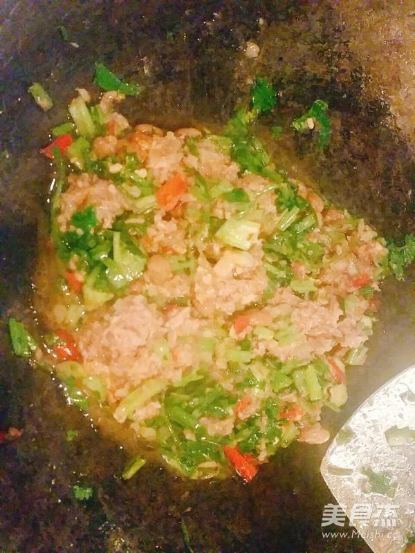 鹵肉香菜夾饃的做法-醬香味煨菜譜-易網健康養生網 鹵肉香菜夾饃的做法-醬香味煨菜譜