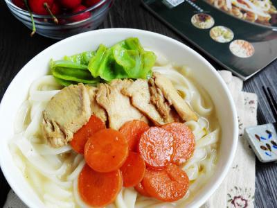 胡蘿卜雞肉面條的做法-家常味煮菜譜