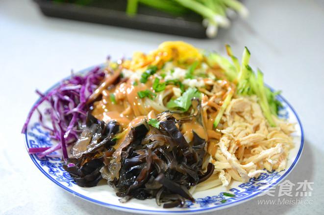 盛夏中的清涼味道—雞絲涼面的做法-咸鮮味拌菜譜