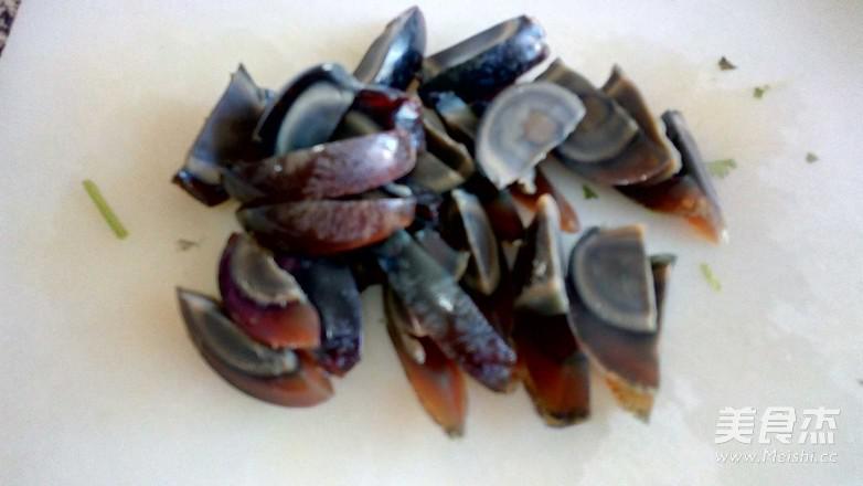 松花蛋拌內脂豆腐的做法-家常味拌菜譜