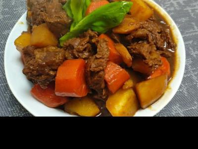 胡蘿卜土豆燉牛肉的做法-家常味燉菜譜