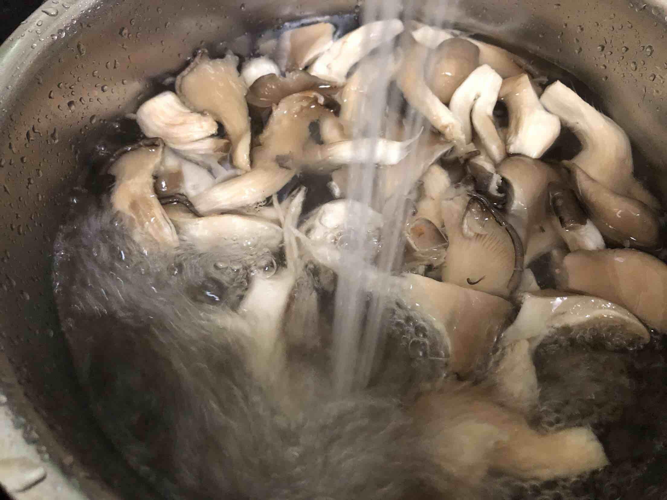 椒鹽平菇的做法-家常味炸菜譜